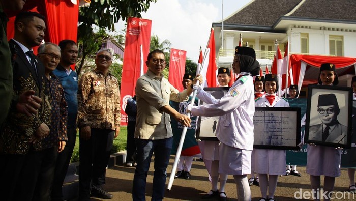 Menteri Kebudayaan Fadli Zon melepas peserta Napak Tilas Proklamasi di Museum Perumusan Naskah Proklamasi, Jl Imam Bonjol, Jakarta Pusat, Sabtu (16/8/2025). Turut hadir Wamenbud Giring Ganesha dan putri Bung Hatta, Halida Hatta. Pawai Napak Tilas berupa jalan kaki dari bekas rumah Laksamana Muda Tadashi Maeda menuju lokasi pembacaan proklamasi di Tugu Proklamasi dengan jarak sekitar 2 km.