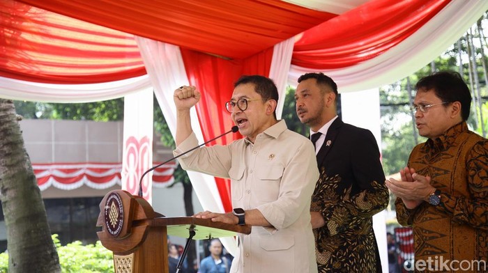 Menteri Kebudayaan Fadli Zon melepas peserta Napak Tilas Proklamasi di Museum Perumusan Naskah Proklamasi, Jl Imam Bonjol, Jakarta Pusat, Sabtu (16/8/2025). Turut hadir Wamenbud Giring Ganesha dan putri Bung Hatta, Halida Hatta. Pawai Napak Tilas berupa jalan kaki dari bekas rumah Laksamana Muda Tadashi Maeda menuju lokasi pembacaan proklamasi di Tugu Proklamasi dengan jarak sekitar 2 km.