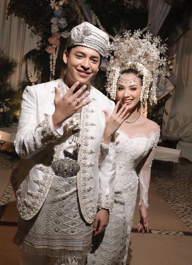 Penyanyi Adikara resmi mempersunting kekasihnya, selebgram Nazla Alifa pada Sabtu (16/8/25). Akad nikah digelar dengan nuansa adat Minang. Tampak keduanya yang kompak kenakan busana pengantin adat Minang berwarna putih. Foto: Instagram/@nazlaalifa