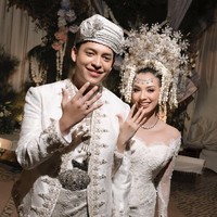 Penyanyi Adikara resmi mempersunting kekasihnya, selebgram Nazla Alifa pada Sabtu (16/8/25). Akad nikah digelar dengan nuansa adat Minang. Tampak keduanya yang kompak kenakan busana pengantin adat Minang berwarna putih. Foto: Instagram/@nazlaalifa