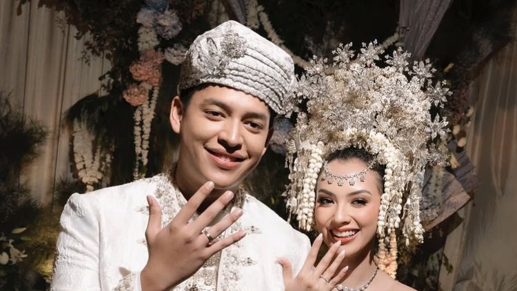 8 Foto Pernikahan Nazla Alifa & Adikara, Busana Serba Putih Dari Akad-Resepsi