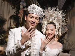 8 Foto Pernikahan Nazla Alifa & Adikara, Busana Serba Putih Dari Akad-Resepsi