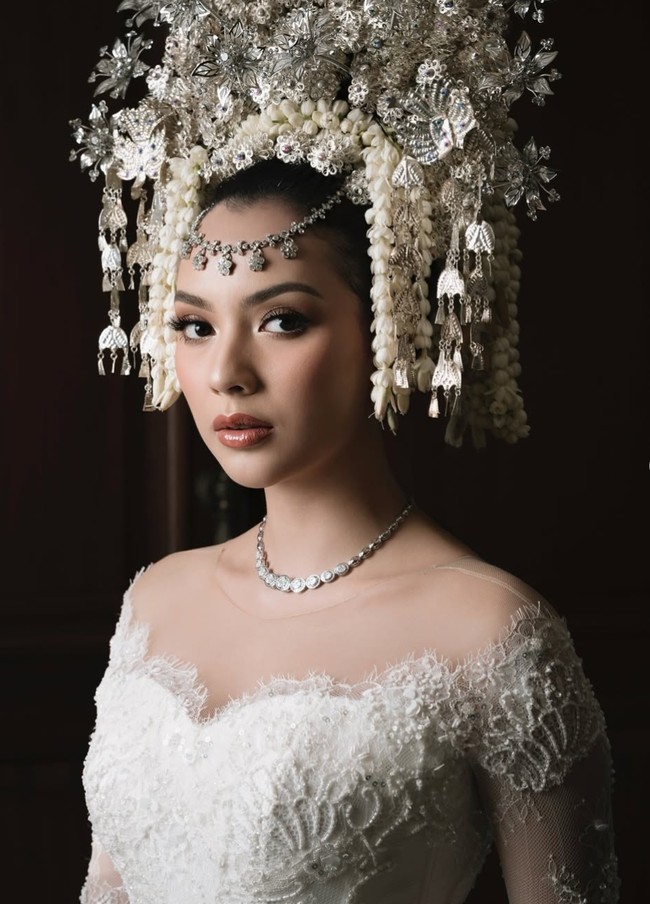 Penampilan Nazla dilengkapi dengan mahkota besar khas Minangkabau bernama Suntiang Gadang. Ditambah dengan riasan natural glam yang soft membuat kecantikan Nazla kian terpancar. Foto: Instagram/@nazlaalifa