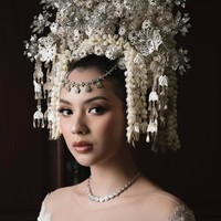 Penampilan Nazla dilengkapi dengan mahkota besar khas Minangkabau bernama Suntiang Gadang. Ditambah dengan riasan natural glam yang soft membuat kecantikan Nazla kian terpancar. Foto: Instagram/@nazlaalifa