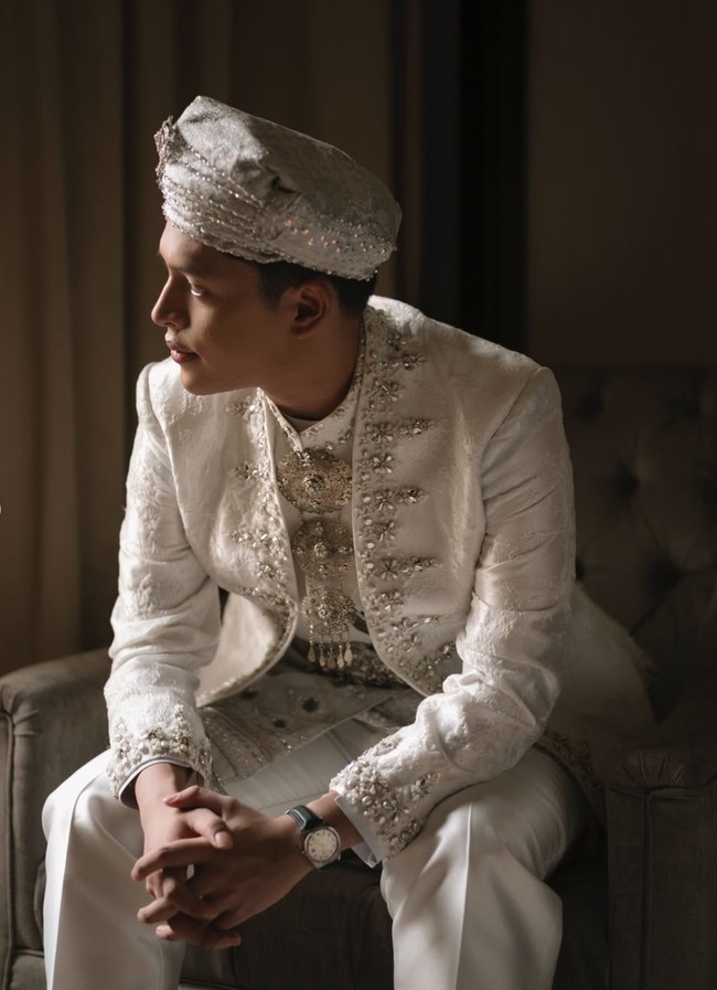 Sementara Adikara terlihat gagah dengan dengan penutup kepala Destar (saluak) dengan warna senada dengan detail tenun, mempertegas identitas adat Minang. Foto: Instagram/@nazlaalifa