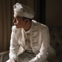 Sementara Adikara terlihat gagah dengan dengan penutup kepala Destar (saluak) dengan warna senada dengan detail tenun, mempertegas identitas adat Minang. Foto: Instagram/@nazlaalifa