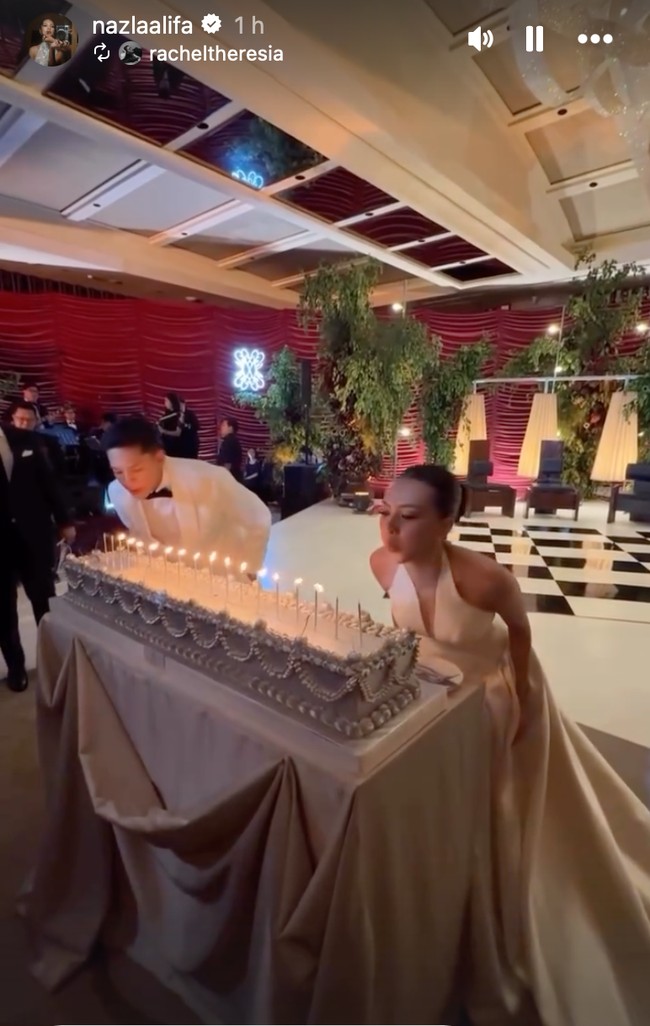 Setelah resmi menikah keduanya menggelar acara resepsi. Nazla dan Adikara memilih kue pernikahan datar berbentuk persegi seperti yang belakangan memang sedang banyak diminati para artis yang menikah. Foto: Instagram/@nazlaalifa