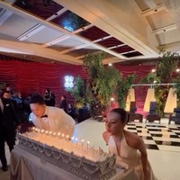 Setelah resmi menikah keduanya menggelar acara resepsi. Nazla dan Adikara memilih kue pernikahan datar berbentuk persegi seperti yang belakangan memang sedang banyak diminati para artis yang menikah. Foto: Instagram/@nazlaalifa