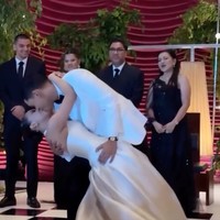 Di acara resepsi Nazla dan Adikara tampak berdansa sambil memamerkan kemesraan mereka sebagai pengantin baru. Foto: Instagram/@nazlaalifa