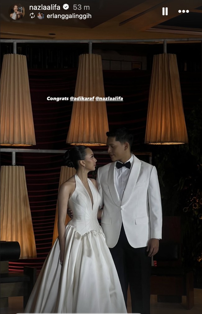 Berbeda dari sebelumnya yang memilih tema adat, di acara resepsi keduanya tampil dengan busana pengantin Internasional namun tetap dengan nuansa warna putih. Foto: Instagram/@nazlaalifa