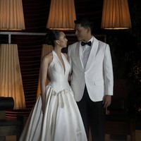 Berbeda dari sebelumnya yang memilih tema adat, di acara resepsi keduanya tampil dengan busana pengantin Internasional namun tetap dengan nuansa warna putih. Foto: Instagram/@nazlaalifa