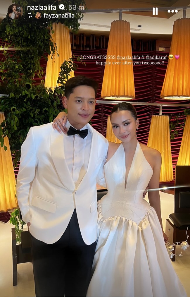 Adikara terlihat tampan dengan setelan tuxedo putih berpotongan klasik dipadukan dasi kupu-kupu hitam dan celana hitam. Sementara Nazla mengenakan gaun panjang dengan potongan halter neckline yang memberi kesan anggun sekaligus seksi. Roknya dibuat mengembang dengan lipatan halus, menciptakan siluet ala ball gown yang mewah. Foto: Instagram/@nazlaalifa