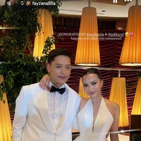 Adikara terlihat tampan dengan setelan tuxedo putih berpotongan klasik dipadukan dasi kupu-kupu hitam dan celana hitam. Sementara Nazla mengenakan gaun panjang dengan potongan halter neckline yang memberi kesan anggun sekaligus seksi. Roknya dibuat mengembang dengan lipatan halus, menciptakan siluet ala ball gown yang mewah. Foto: Instagram/@nazlaalifa