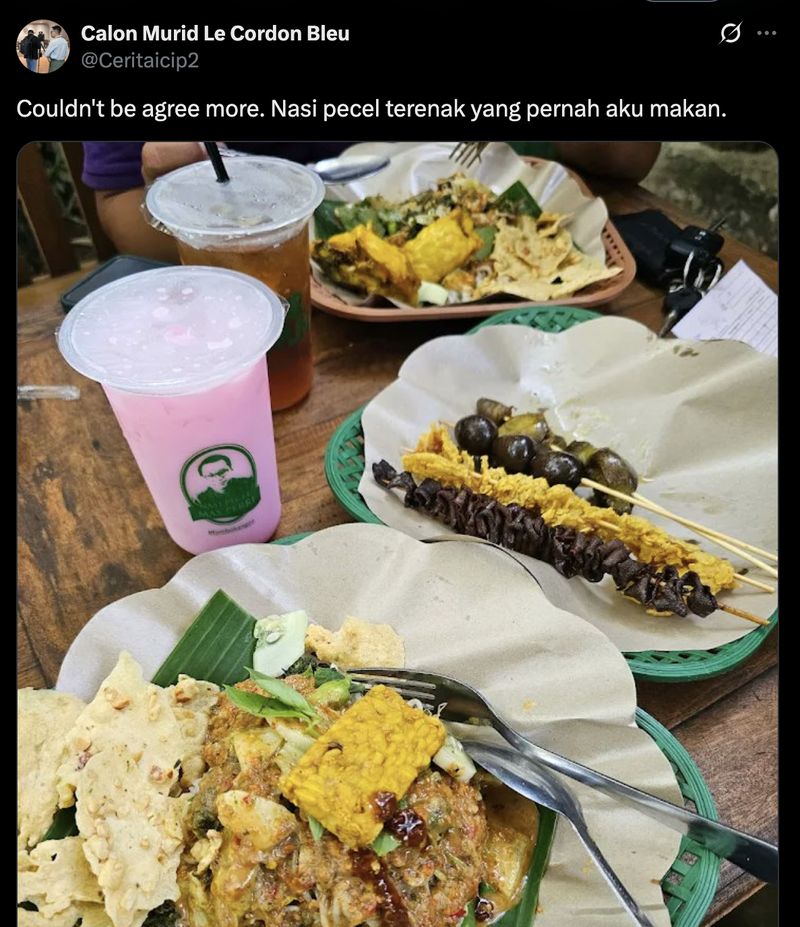 Netizen Sepakat Tempat Makan yang Pajang Foto Pemilik Punya Menu Enak