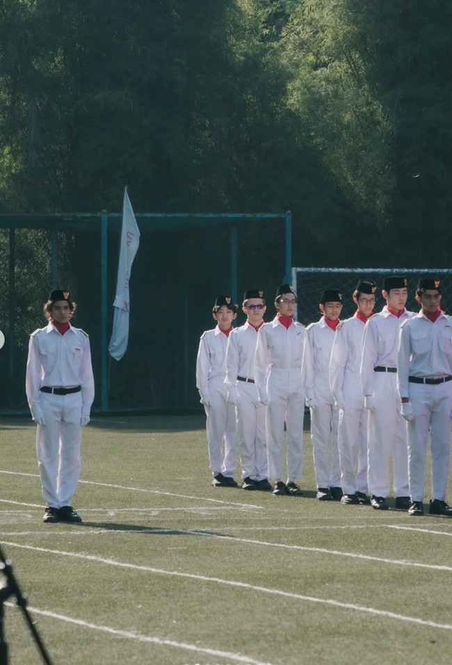 BCL tengah berbangga karena putra semata wayangnya, Noah Sinclair terplih menjadi pemimpin upacara di sekolahnya. Melalui akun Instagram pribadi, BCL memamerkan foto-foto Noah saat memimpin upacara. Foto: Instagram/@itsmebcl