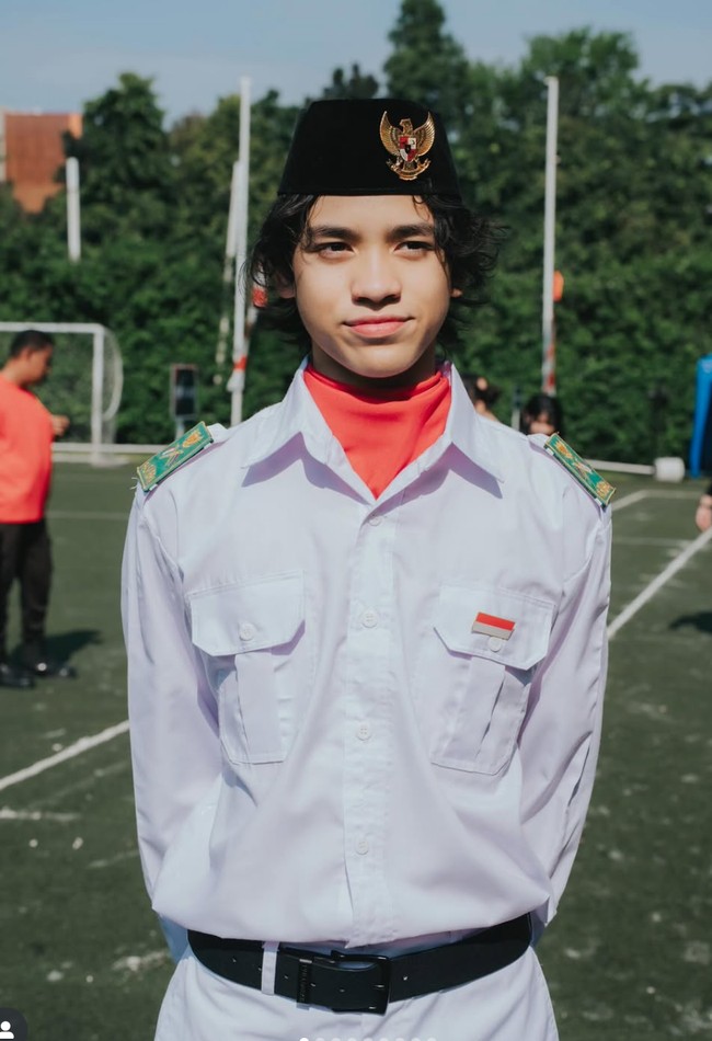 Tampil gagah dan tampan, Noah kenakan seragam paskibra. Kemeja putih panjang dipadukan dengan celana panjang putih dan peci hitam dengan lambang garuda. Melengkapi penampilannya Noah juga mengenakan scarf merah di lehernya, ikat pinggang hitam, dan sepasang sarung tangan. Foto: Instagram/@itsmebcl