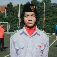 Tampil gagah dan tampan, Noah kenakan seragam paskibra. Kemeja putih panjang dipadukan dengan celana panjang putih dan peci hitam dengan lambang garuda. Melengkapi penampilannya Noah juga mengenakan scarf merah di lehernya, ikat pinggang hitam, dan sepasang sarung tangan. Foto: Instagram/@itsmebcl