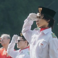 Diketahui upacara tersebut dilaksanakan di sekolah Noah, AIS, pada Jumat (15/8/25). Meski diterpa teriknya sinar matahari namun Noah tetap serius mengikuti jalannya upacara. Foto: Instagram/@itsmebcl