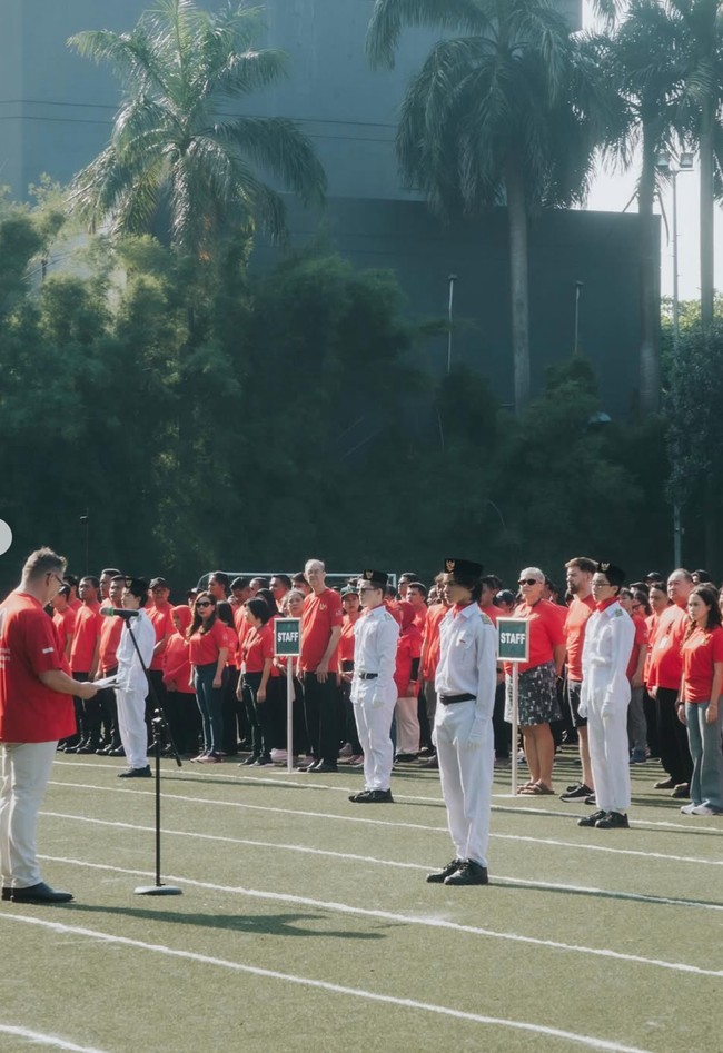 Di keterangan unggahannya BCL mengaku terharu sekaligus bangga melihat putranya tersebut. Hari ini… melihat Noah berdiri tegak memimpin upacara kemerdekaan di sekolahnya.. Haru & bangga… momen yang akan aku simpan selamanya, tulis BCL. Foto: Instagram/@itsmebcl