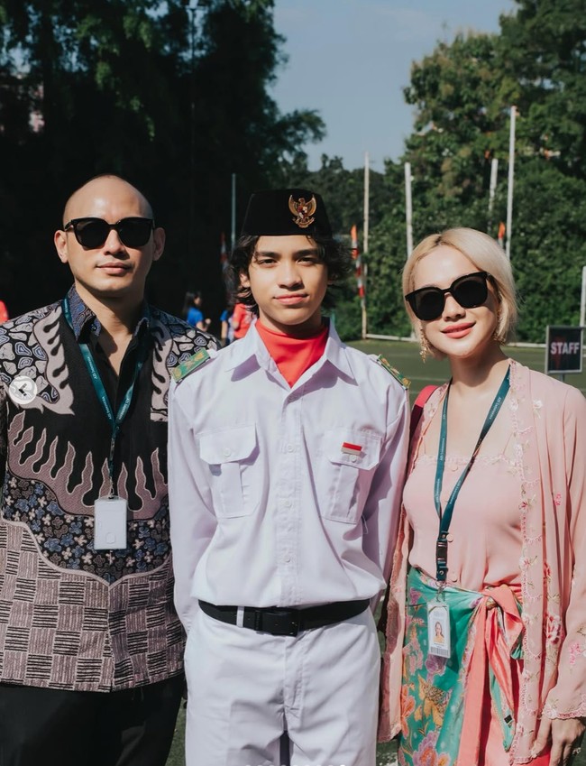 Sebagai bentuk dukungan pada putranya, BCL dan suami sekaligus ayah sambung Noah, Tiko Aryawardhana turut hadir dan menyaksikan jalannya upacara. Foto: Instagram/@itsmebcl