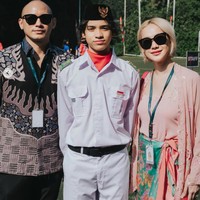 Sebagai bentuk dukungan pada putranya, BCL dan suami sekaligus ayah sambung Noah, Tiko Aryawardhana turut hadir dan menyaksikan jalannya upacara. Foto: Instagram/@itsmebcl