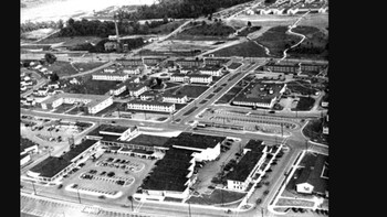 Oak Ridge: Tahun 1943, Perang Dunia II berlangsung dan Sekutu berusaha membuat bom atom. Empat puluh kilometer barat Knoxville, Tennessee, Oak Ridge dipenuhi ribuan pekerja, tentara, dan ilmuwan. Anda takkan menemukan kota ini di peta karena orang-orang ini bekerja di Proyek Manhattan, salah satu rahasia Perang Dunia II paling terjaga. Para pekerja tak diberi tahu sifat sebenarnya proyek tersebut dan wajib ikut tes detektor kebohongan. Lebih dari 60.000 hektar tanah di Oak Ridge dibeli pemerintah untuk memastikan mencapai tujuan proyek tanpa mata-mata musuh mengetahuinya. Oak Ridge dibangun untuk memurnikan bijih uranium untuk menghasilkan senjata nuklir. Foto: Oak Ridger