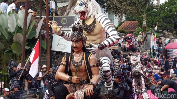 Ogoh-ogoh Prabu Siliwangi ikut pawai untuk menyemarakkan HUT RI di Desa Kaliabu, Magelang, Sabtu (16/8/2025).