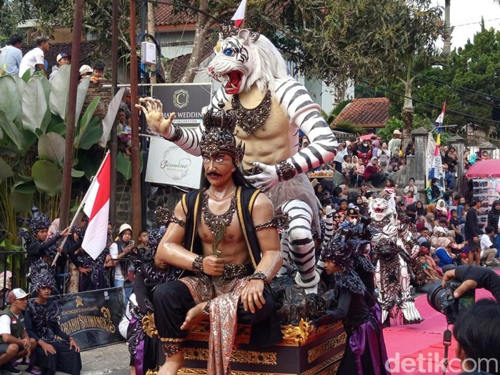 Ogoh-ogoh Prabu Siliwangi ikut pawai untuk menyemarakkan HUT RI di Desa Kaliabu, Magelang, Sabtu (16/8/2025).