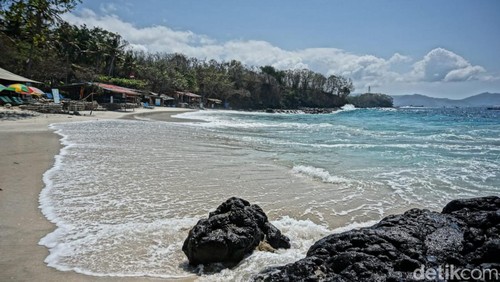 Pantai Bias Tugel, Padangbai, Karangasem dengan panorama pasir putih dan water blow.