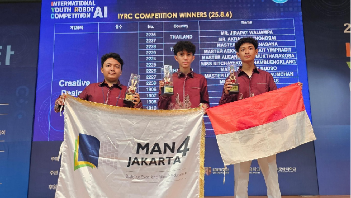 Para siswa MAN 4 Jakarta berhasil meraih 3 medali, 1 Gold Award dan 2 Bronze Award dalam ajang kompetisi robotik internasional, 12th International Youth Robot Competition (IYRC) di Korsel