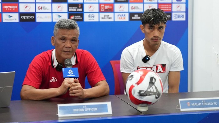 Pelatih Malut United Hendri Susilo dan Pemain Malut United Riswan Lauhin.