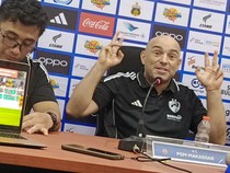 Bernardo Tavarez Pimpin Latihan Persebaya Mulai Awal 2026