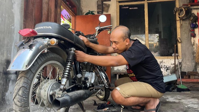 Hendrik Purwanto, kembali bisa bekerja di bengkelnya setelah menjalani operasi kista gratis berkat bantuan Pemkot Kediri