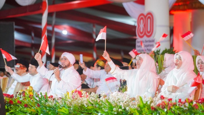 Gubernur Jawa Timur Khofifah Indar Parawansa dalam gelaran Dzikir, doa dan Sholawat bersama Habib Syech bin Abdul Qodir Assegaf di Halaman Gedung Negara Grahadi Surabaya