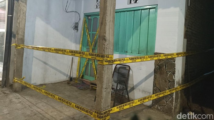 Rumah lokasi ditemukannya remaja tewas dalam rumahnya di Jalan Cemara Kelurahan Karangsari Kecamatan Sukorejo Kota Blitar