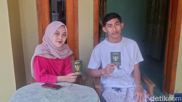 Pasangan Ainun Najib (27) warga Desa Sumbermulyo Kecamatan Tlogowungu dengan Amanda Citra Dewi (23) menceritakan kisahnya saat foto berlatar demonstran, Sabtu (16/8/2025).