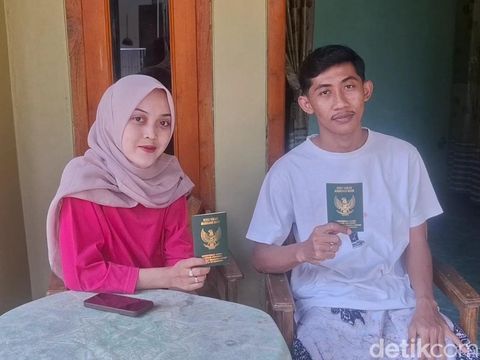 Pasangan Ainun Najib (27) warga Desa Sumbermulyo Kecamatan Tlogowungu dengan Amanda Citra Dewi (23) menceritakan kisahnya saat foto berlatar demonstran, Sabtu (16/8/2025).