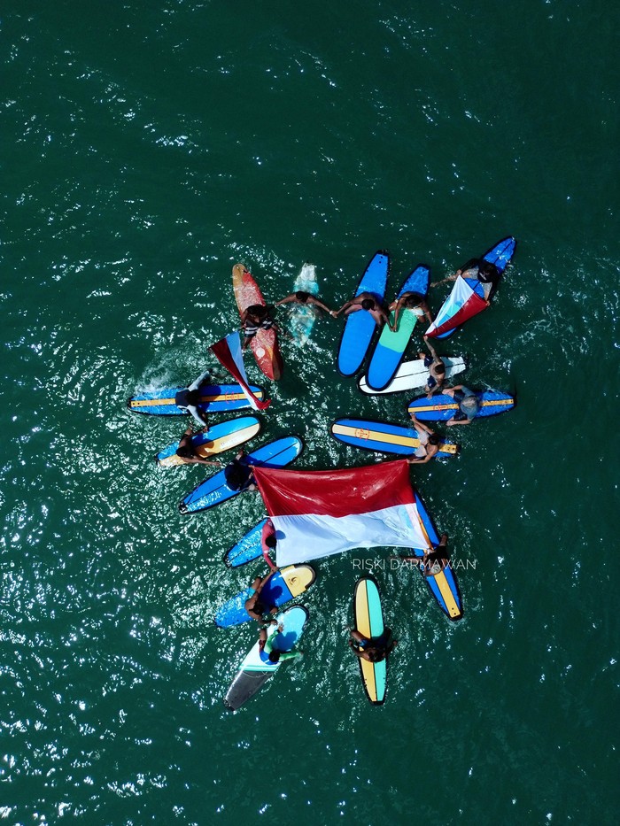 Pengibaran bendera di tengah laut Pantai Legian pada Sabtu (16/8) sekitar pukul 12.00 Wita. (Dok. Riski Darmawan)