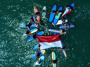Peselancar Pantai Legian Kibarkan Bendera Merah Putih di Tengah Laut