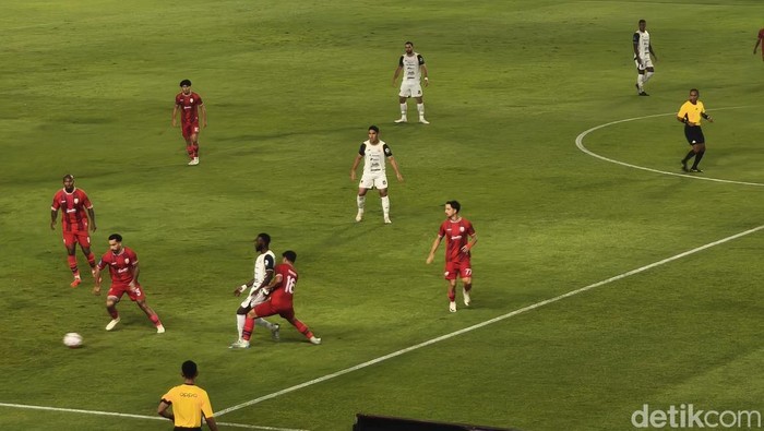 Jalannya pertandingan Persis Vs Persija di Stadion Manahan, Sabtu (16/8/2025).
