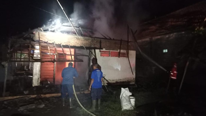 Petugas Damkar Jembrana memadamkan api yang membakar rumah warga di Desa Pergung, Kecamatan Mendoyo, Kabupaten Jembrana, Sabtu (16/8/2025). (Dok. Damkar Jembrana)