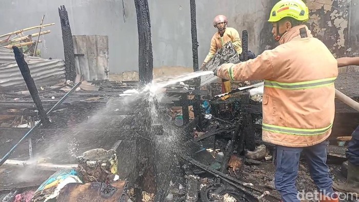 Petugas Damkar memadamkan kebakaran rumah lansia di Parepare.