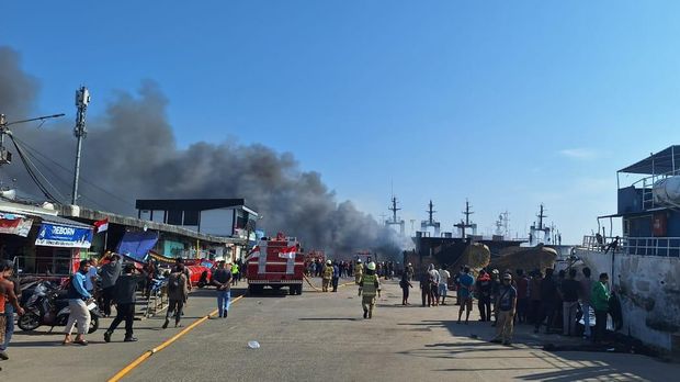 Petugas damkar mengatakan ada 5 unit kapal terbakar di Pelabuhan Muara Baru, Jakarta Utara. (dok Damkar Jakut)