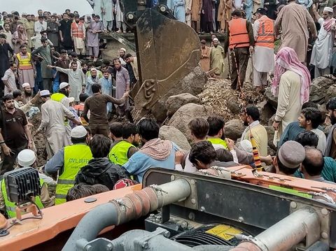 Rescuers search for victims at the site of a flashflood in Salarzai Tehsil of Pakistan's Bajaur district onAugust15,2025. Heavy monsoon rains triggered landslides and flash floods across northern Pakistan, killing at least 50 people in the last 24 hours, disaster authorities said August 15. (Photo by AFP)