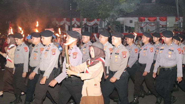 Polda Banten pawai obor di HUT ke-80 RI