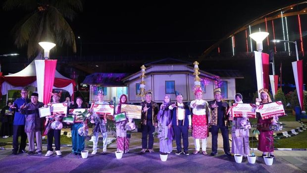 Polda Riau menggelar lomba baca puisi bertema lingkungan menyambut HUT ke-80 RI. Puncak acara digelar di Rumah Singgah Tuan Kadi, Kecamatan Senapelan, Kota Pekanbaru, Sabtu (16/8/2025).