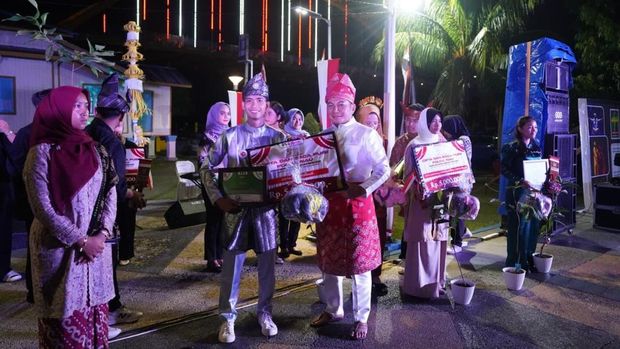 Polda Riau menggelar lomba baca puisi bertema lingkungan menyambut HUT ke-80 RI. Puncak acara digelar di Rumah Singgah Tuan Kadi, Kecamatan Senapelan, Kota Pekanbaru, Sabtu (16/8/2025).