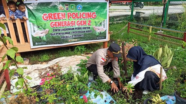 Polisi dan siswa di tiga sekolah Kepulauan Meranti kompak melakukan penanaman pohon, Jumat (15/8/2025).