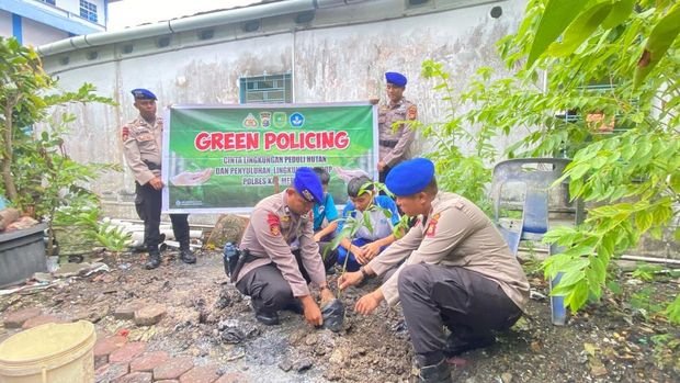 Polisi dan siswa di tiga sekolah Kepulauan Meranti kompak melakukan penanaman pohon, Jumat (15/8/2025).