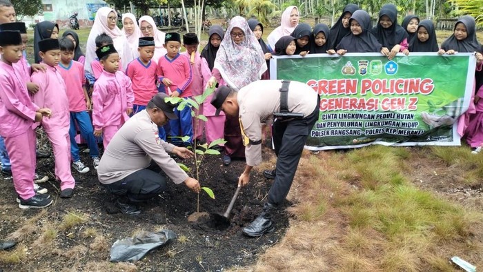 Polisi dan siswa di tiga sekolah Kepulauan Meranti kompak melakukan penanaman pohon, Jumat (15/8/2025).